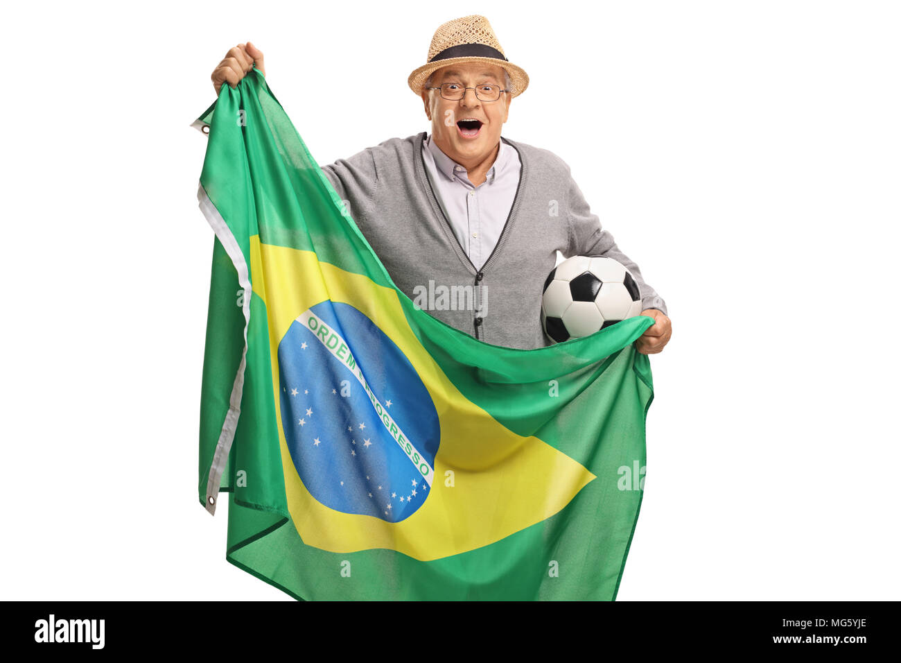 Emozionato anziani tifoso di calcio tenendo un calcio e una bandiera brasiliana isolati su sfondo bianco Foto Stock