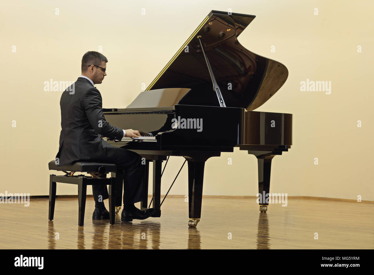 Pianista che suona il pianoforte Foto Stock