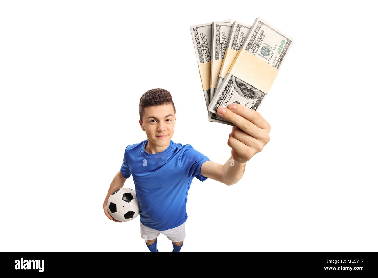 Teenage giocatore di calcio con fasci di denaro isolato su sfondo bianco Foto Stock