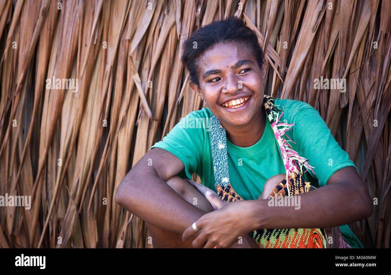 Alotau, Papua Nuova Guinea - 6 Novembre 2010: una ragazza sorridente è seduto e frequentando il Kenu e Kundu Canoa Festival. Foto Stock