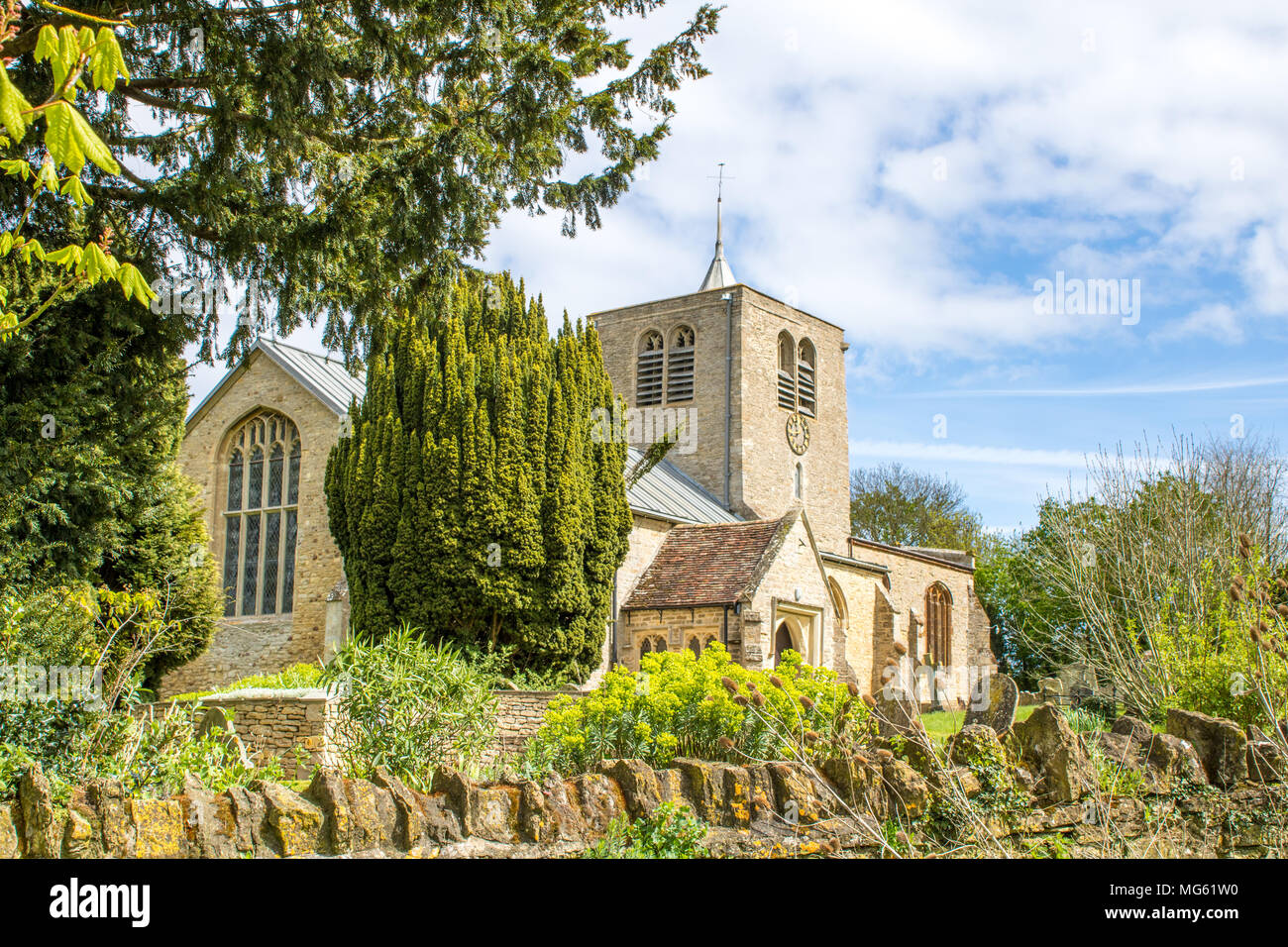 La Chiesa di San Pietro, Thurleigh nel Bedfordshire è un grazioso villaggio inglese chiesa costruita intorno al 1150 Foto Stock