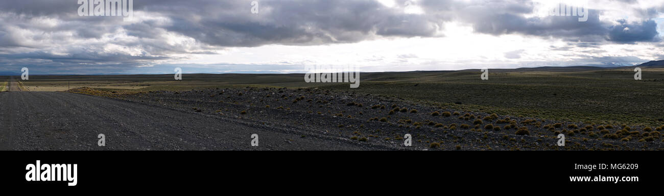 Strada rurale in Argentinan Patagonia. Panorama. Linea di orizzonte. Foto Stock