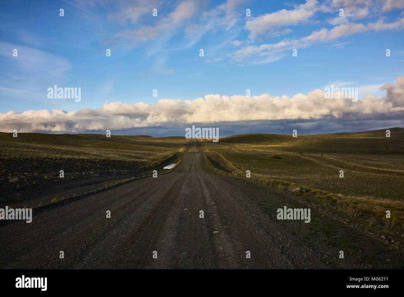 Strada rurale in Argentinan Patagonia. Punto di fuga. Linea di orizzonte. Foto Stock