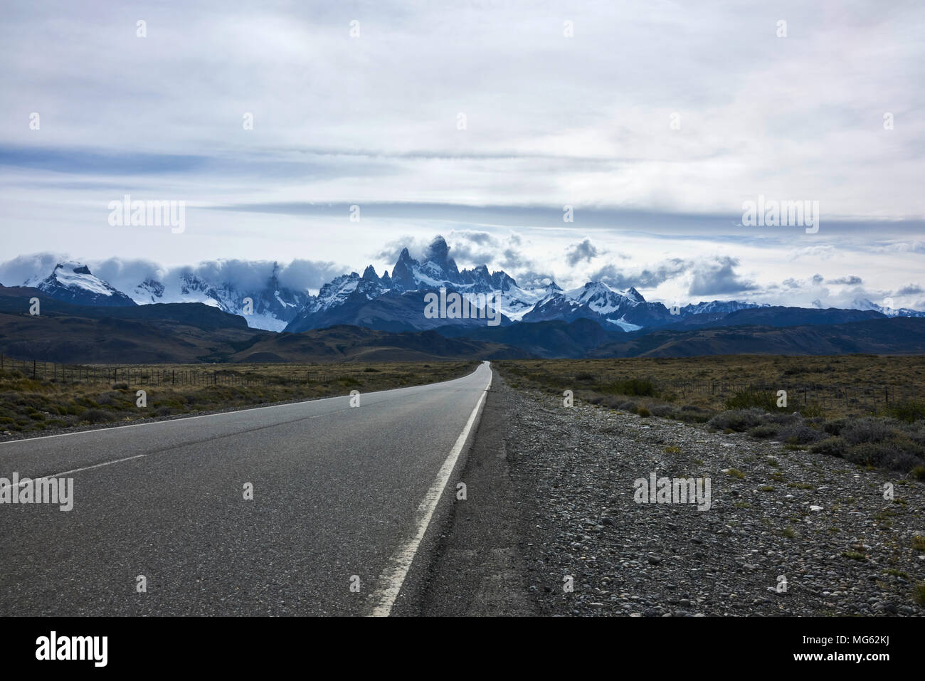Fitz Roy mountain range in Patagonia Argentina da un'autostrada. Punto di fuga. Panorama. Punto di vista personale. Foto Stock
