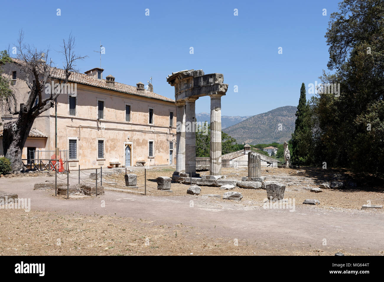 Il Tempio di Venere di Cnido con replica Afrodite statua, Villa Adriana. Tivoli. L'Italia. Il tempio è stato modellato sul Tempio greco di Knidos che Foto Stock