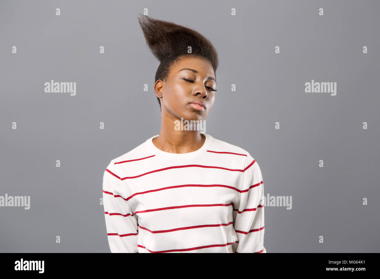 Piacevole bella donna chiudendo gli occhi Foto Stock