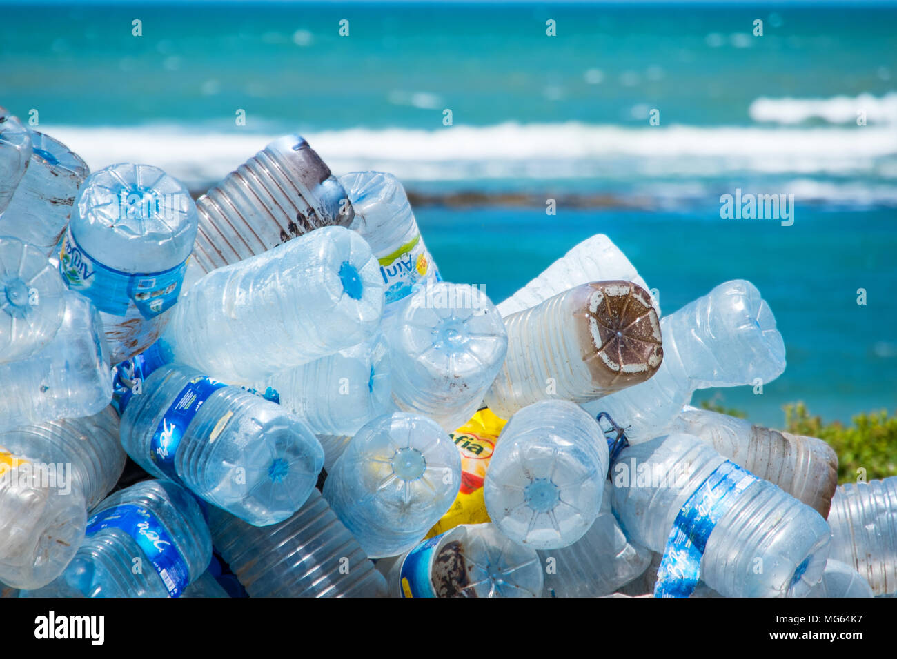 Bottiglie di plastica e di altri rifiuti / inquinamento su una spiaggia in  Marocco con il mare in lontananza Foto stock - Alamy