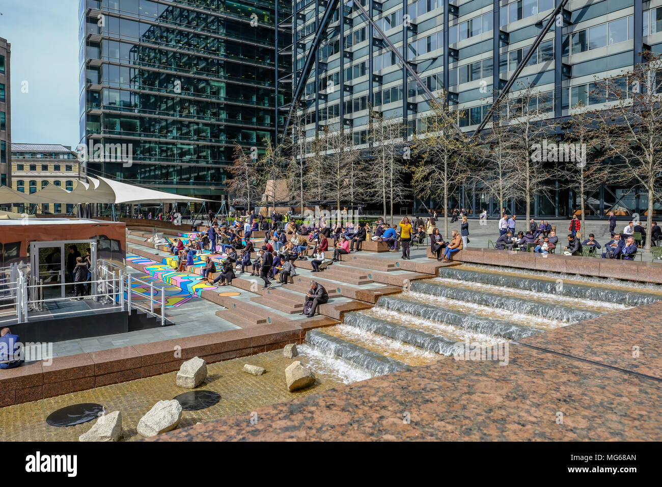 EXCHANGE Square, London, Regno Unito - 6 Aprile 2018: Pranzo street scene in Exchange Square dove gli impiegati sono venuti a godere la loro sosta in suns Foto Stock