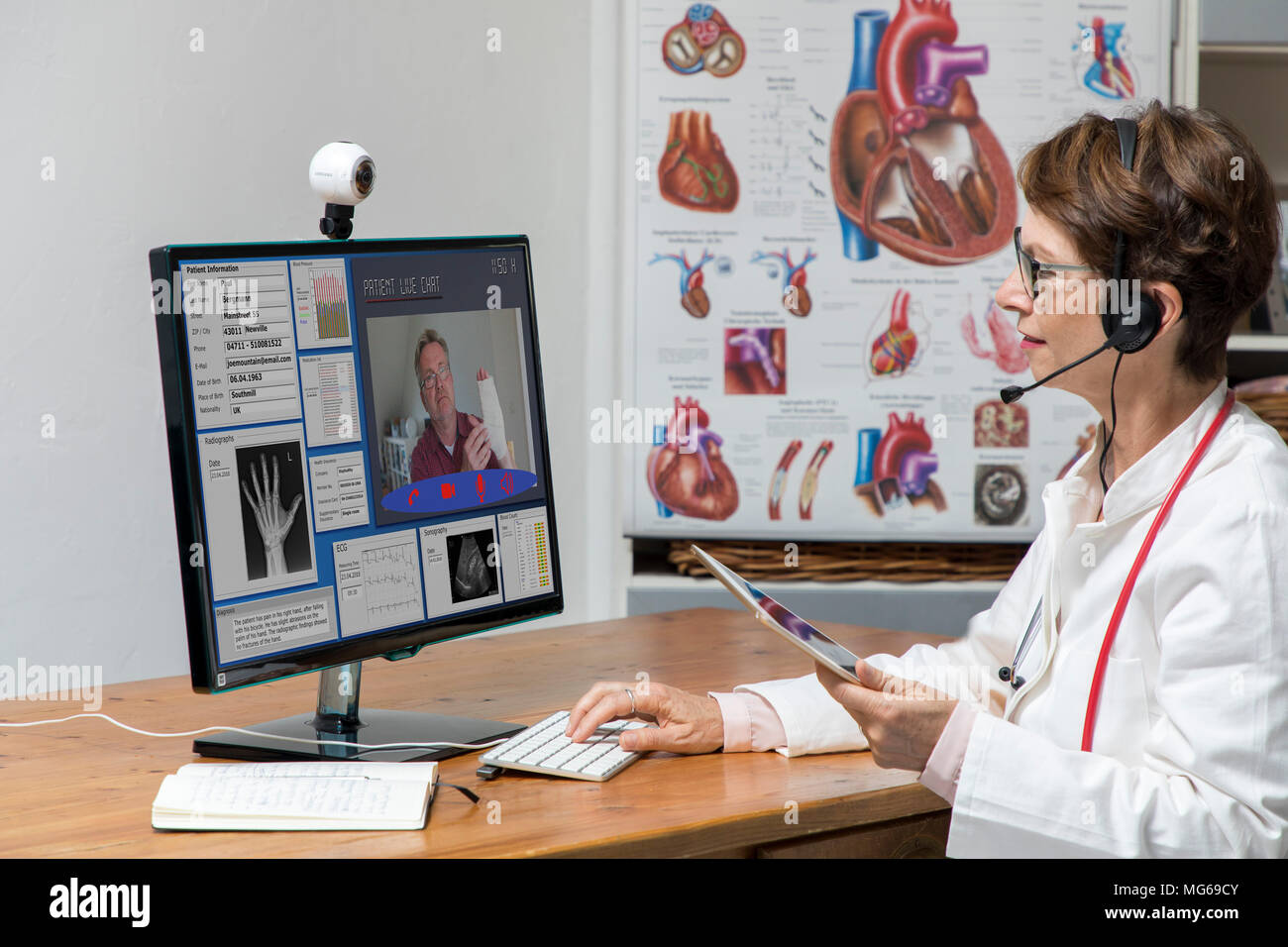 Foto simbolico di telemedicina, un medico in un ambulatorio medico, comunica con il paziente attraverso una webcam, i dati del paziente e le risultanze sul monitor, Foto Stock