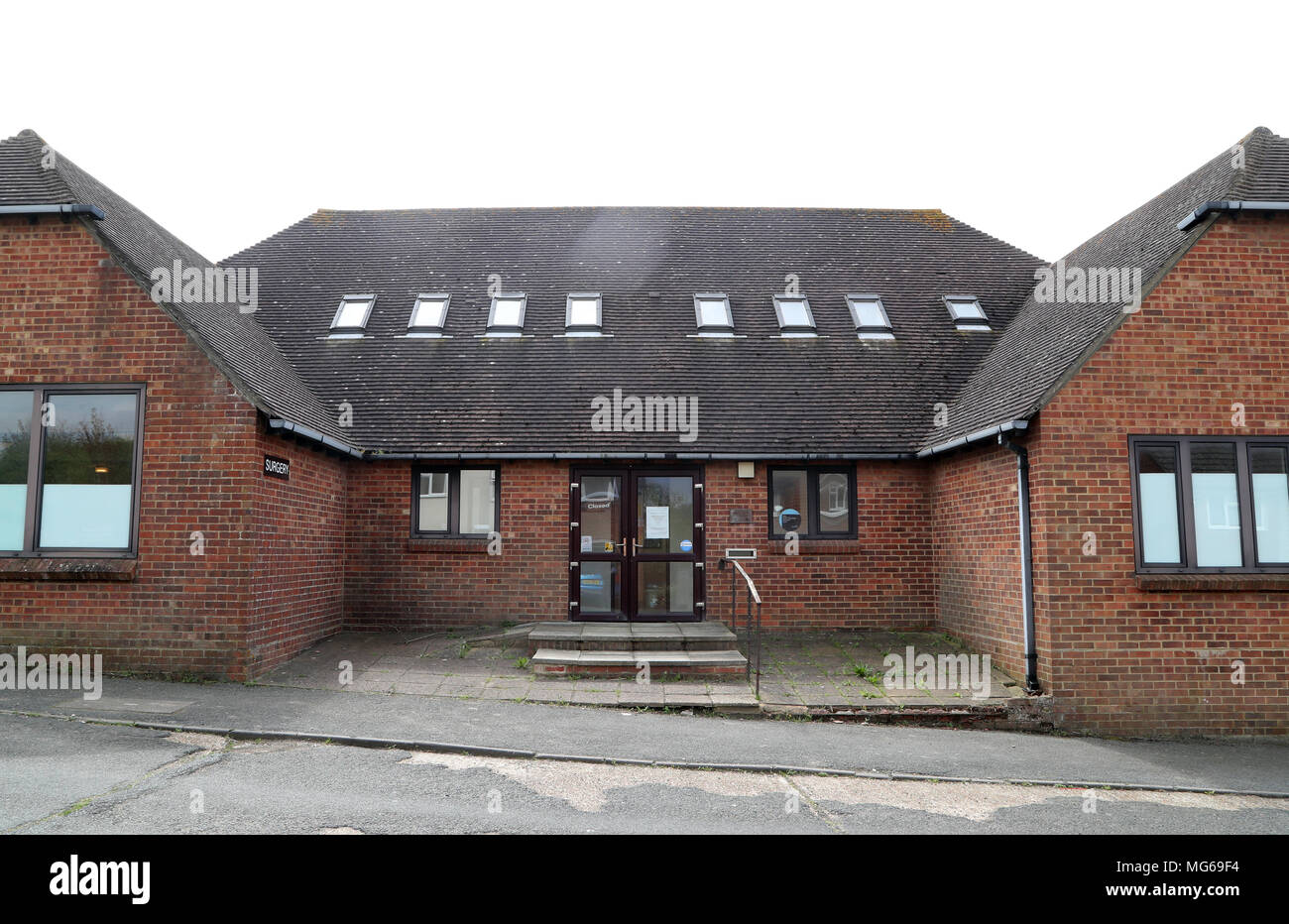 Strada Essenden chirurgia in St. Leonards, East Sussex, che ora è chiuso come polizia indagare la morte del dottor Tito Bradley il cui corpo era stato trovato lungo con la sua fidanzata Noemi Gergely in un bagno di hotel in Capo Verde prima di questo mese. Foto Stock