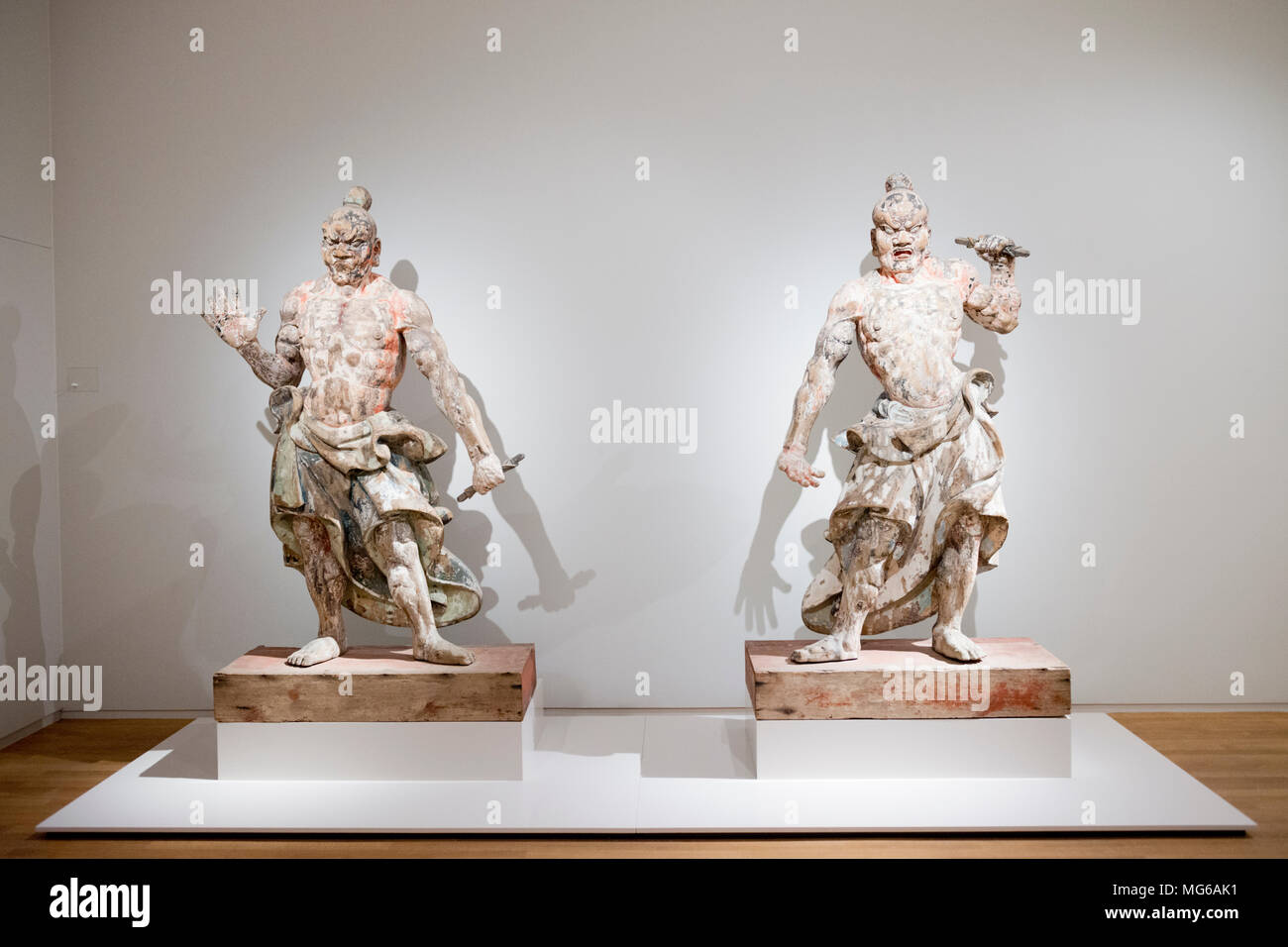 Due Samurai in legno statue in mostra al Rijksmuseum di Amsterdam, Paesi Bassi. Foto Stock