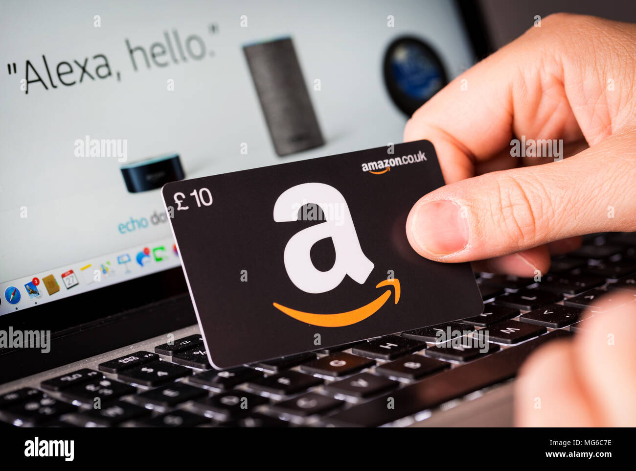Un uomo lo shopping su Amazon utilizzando una carta regalo Foto stock -  Alamy