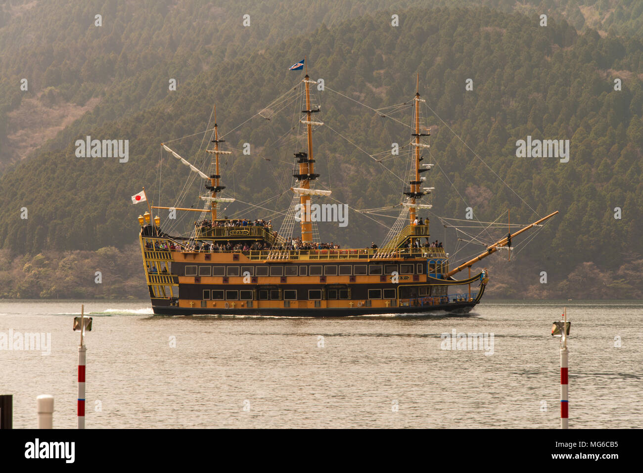 Imbarcazione turistica passando Hakone-en sul Lago Ashi Foto Stock