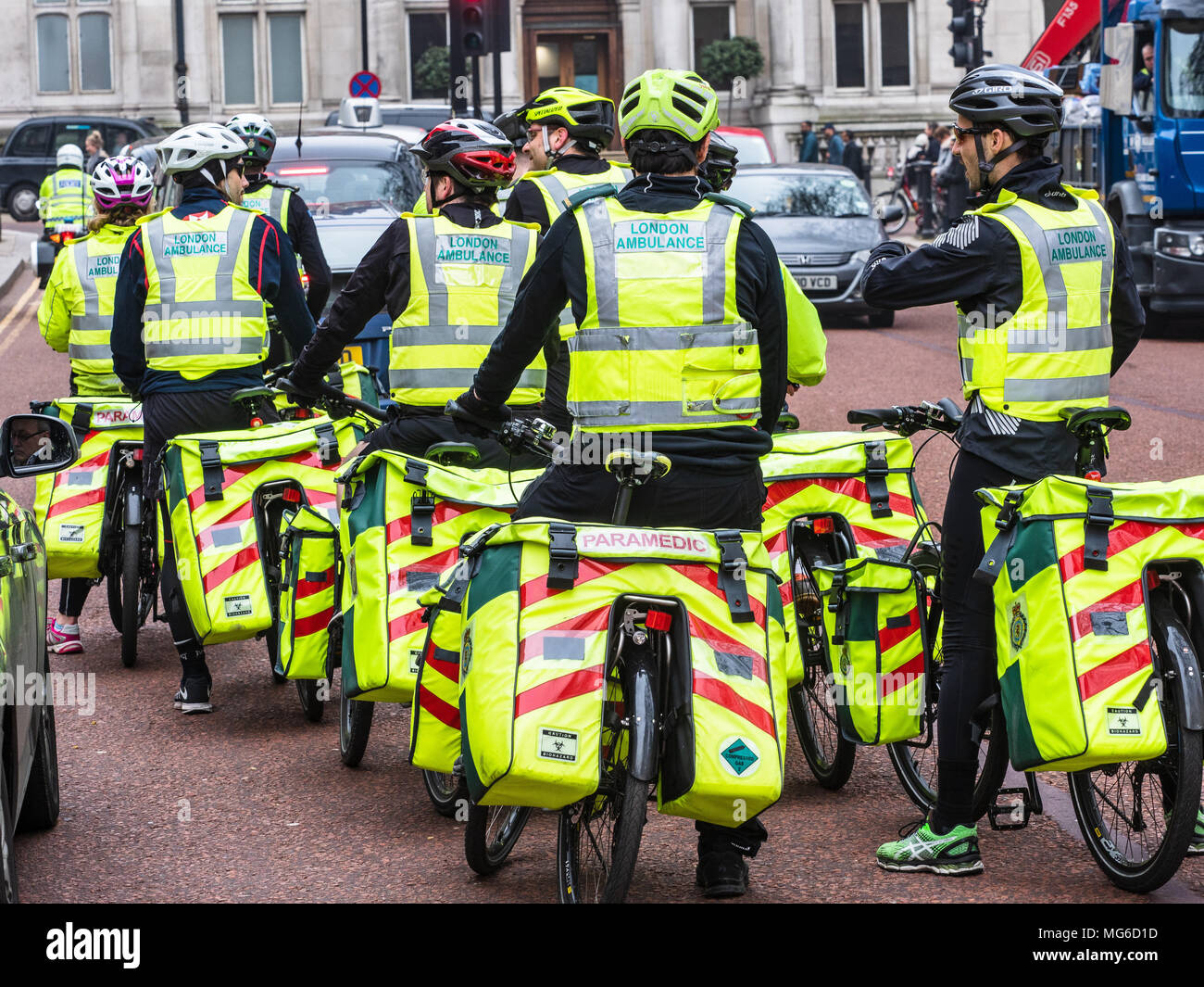 London Bicycle paramedics nel centro di Londra Regno Unito. Soccorritori del ciclo di ambulanza di Londra. Foto Stock