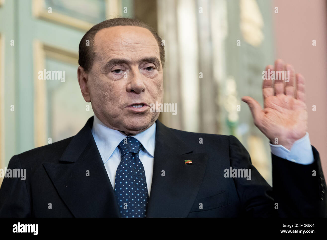 Silvio Berlusconi, leader di Forza Italia Party, dopo la conferenza stampa al Senato della Repubblica Italiana. Roma, Italia, 15 aprile 2018. Foto Stock