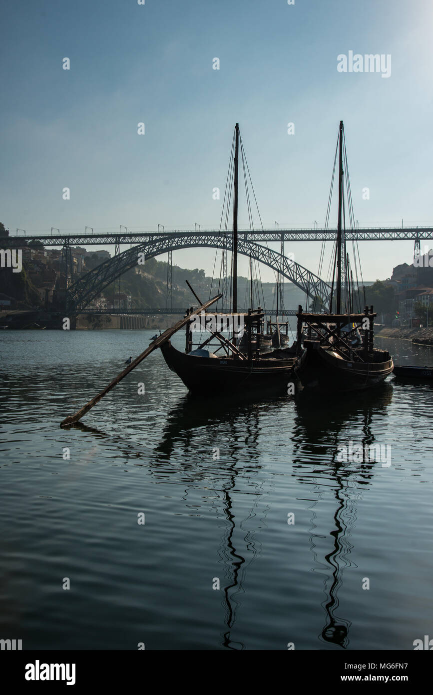 Una coppia di Rabelo barche sul fiume Douro a Porto Foto Stock