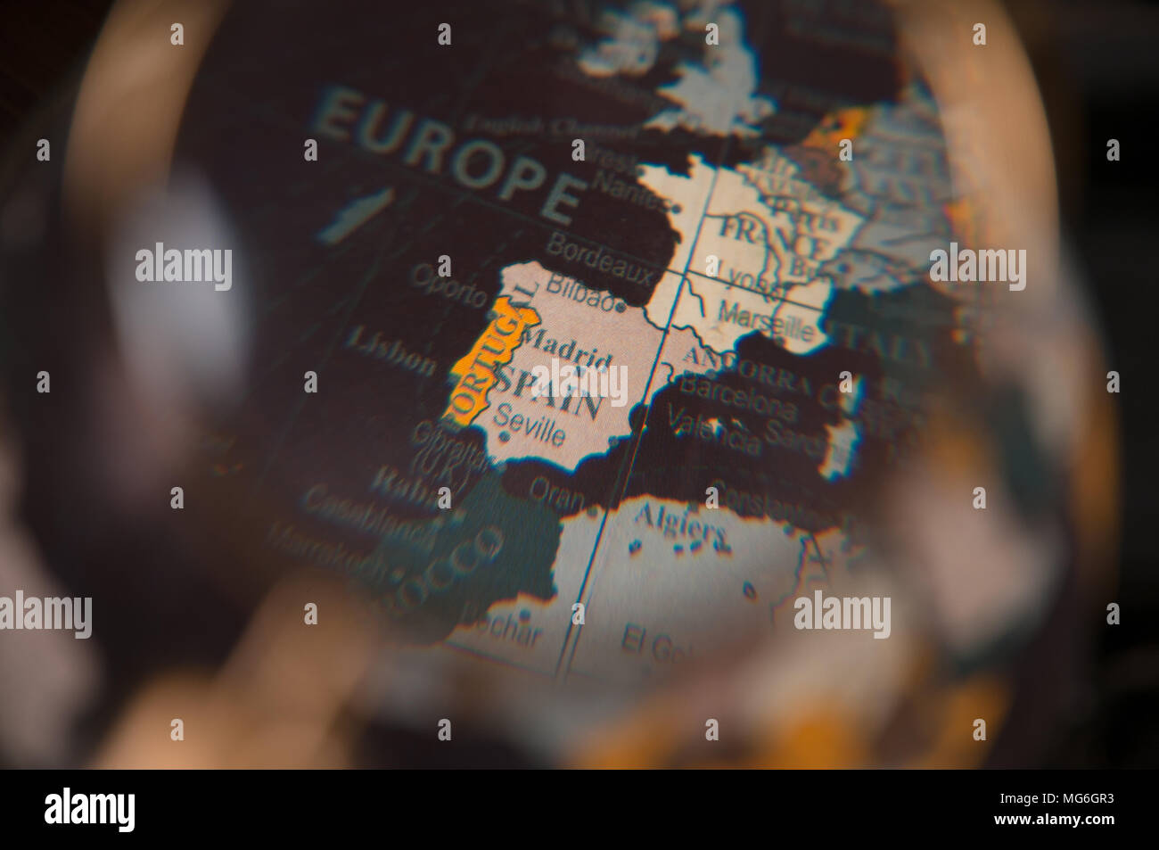 Focus sulla Spagna mappa del mondo sotto la lente di ingrandimento Foto Stock