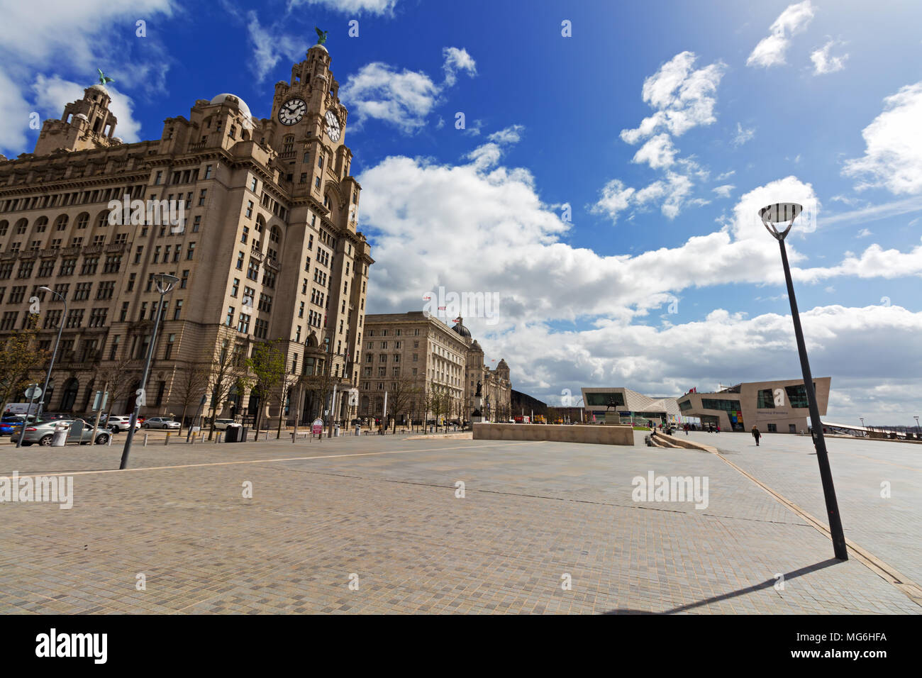 Ampio angolo di visione del fegato edificio e 3 grazie a Liverpool su una molla di bella giornata di sole. Foto Stock
