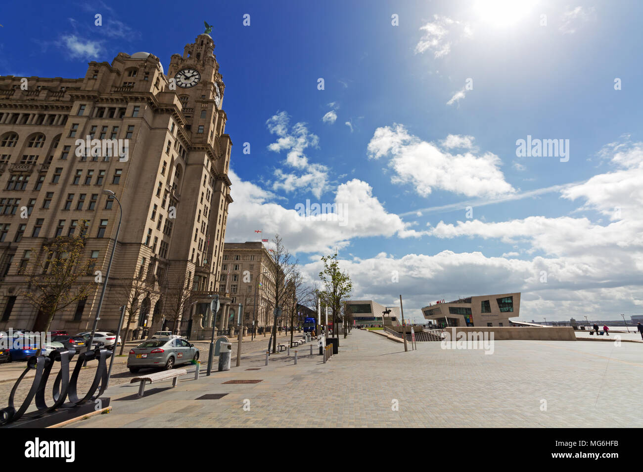 Ampio angolo di visione del fegato edificio e 3 grazie a Liverpool su una molla di bella giornata di sole. Foto Stock