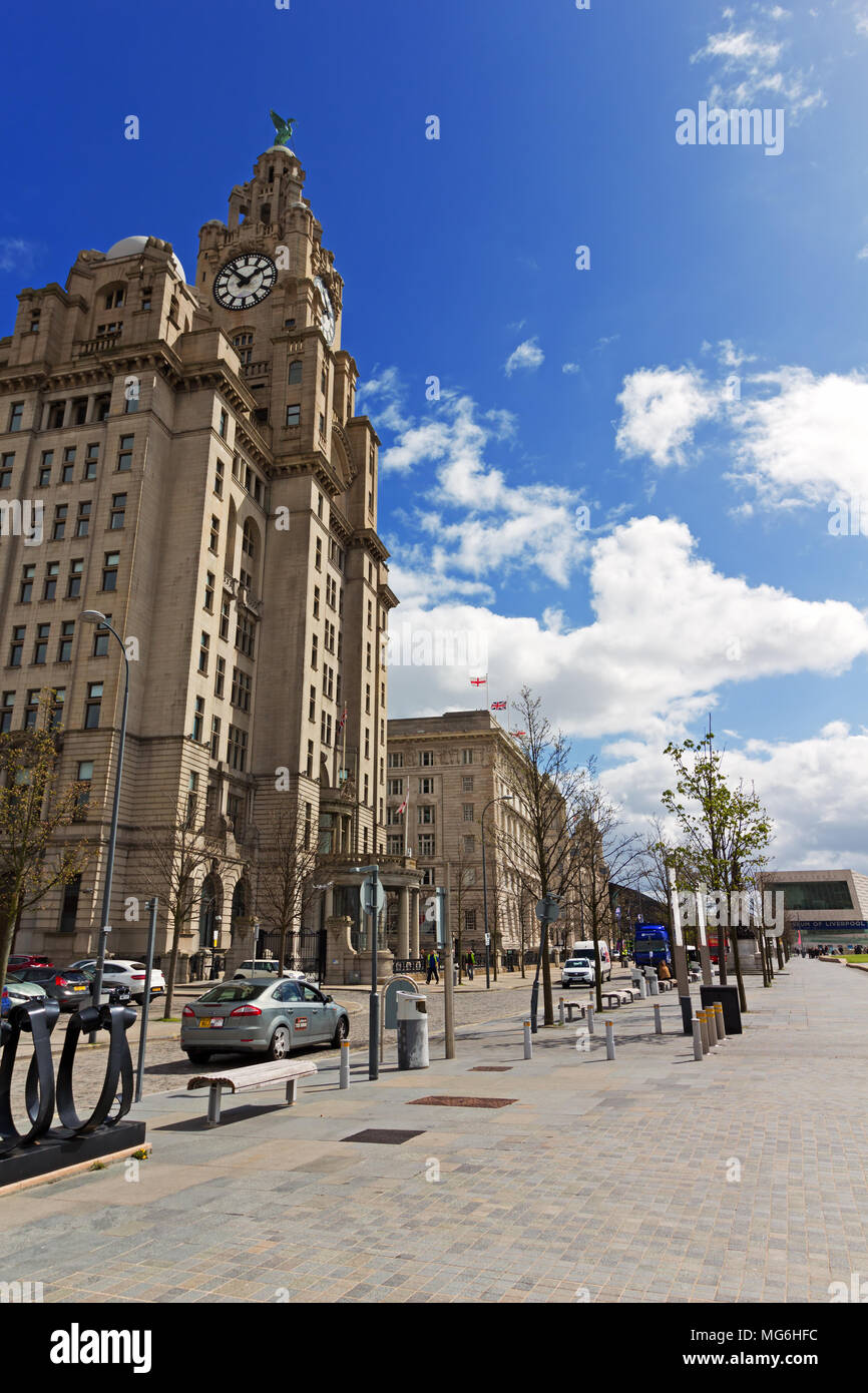 Ampio angolo di visione del fegato edificio e 3 grazie a Liverpool su una molla di bella giornata di sole. Foto Stock