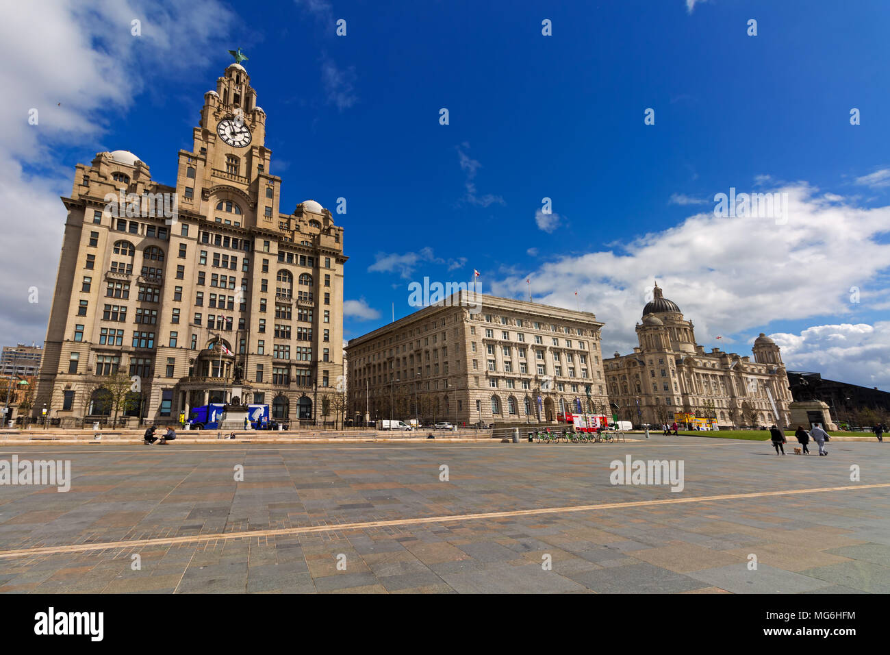 Ampio angolo di visione del fegato edificio e 3 grazie a Liverpool su una molla di bella giornata di sole. Foto Stock