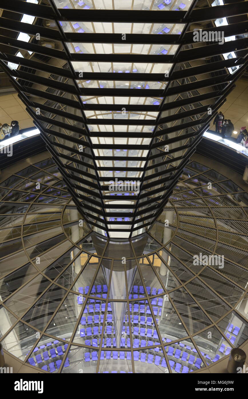 Vetro moderna struttura della cupola al Reichstag di Berlino, di notte da architetto inglese Norman Foster Foto Stock