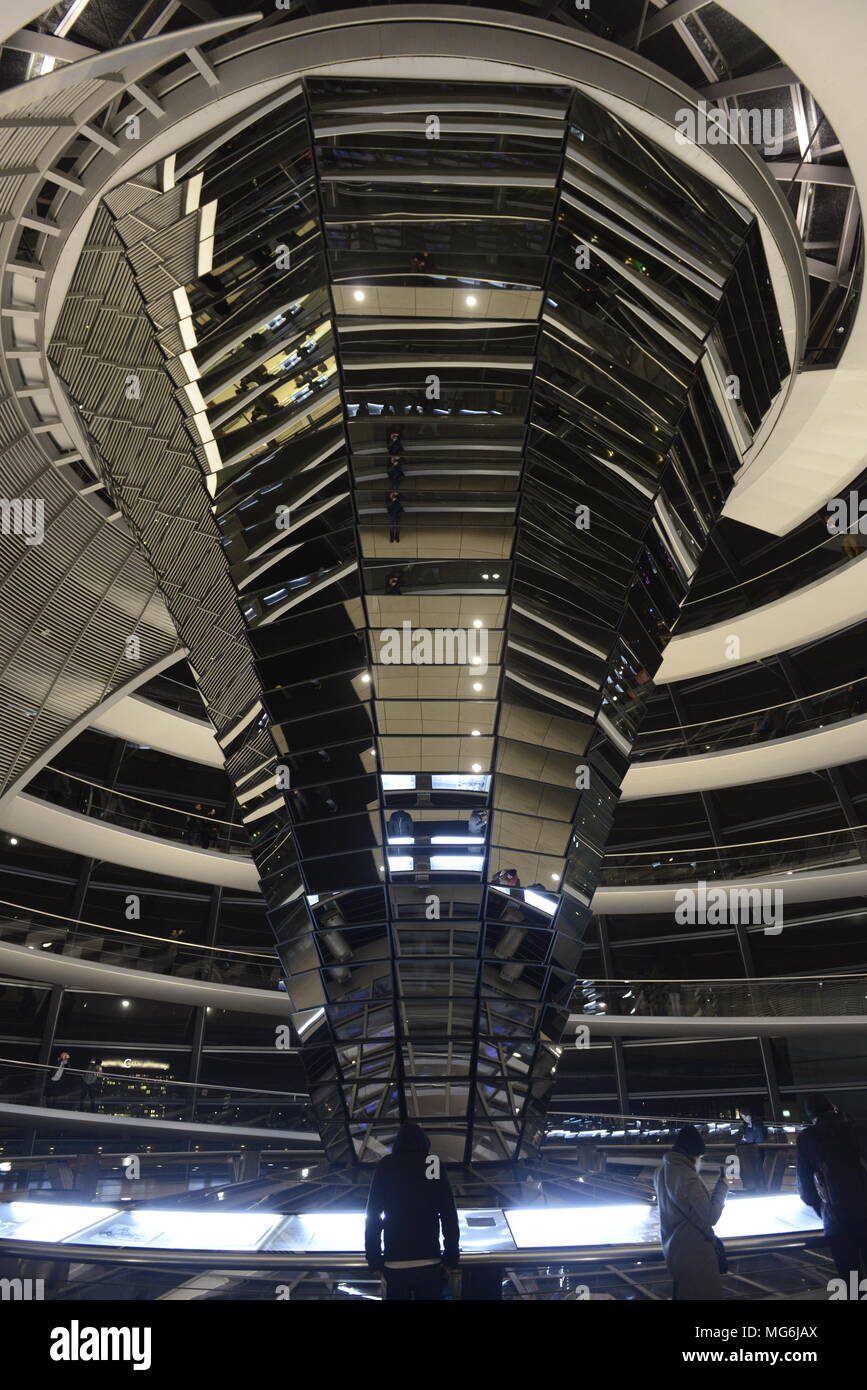 Vetro moderna struttura della cupola al Reichstag di Berlino, di notte da architetto inglese Norman Foster Foto Stock