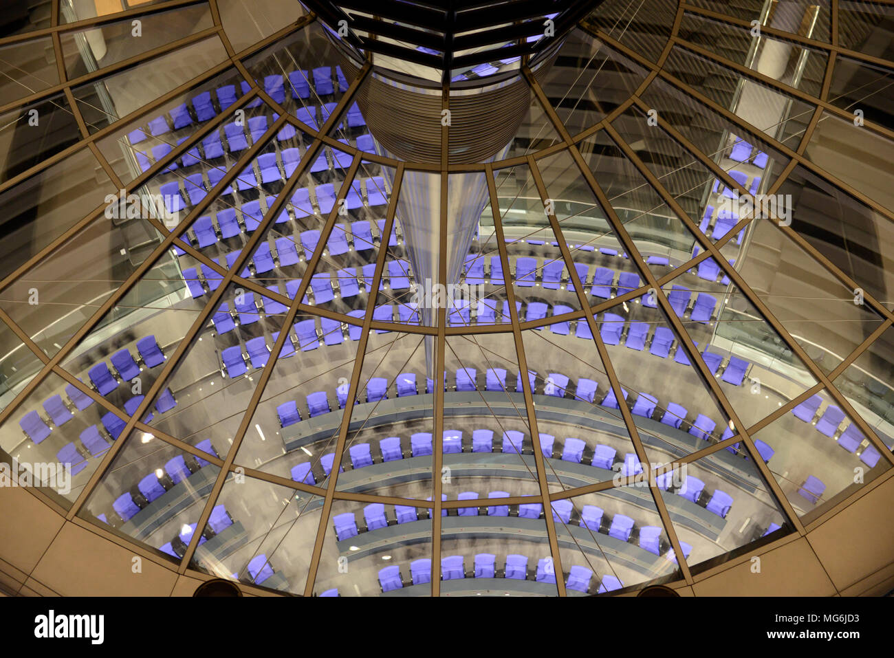 Vetro moderna struttura della cupola al Reichstag di Berlino, di notte da architetto inglese Norman Foster Foto Stock