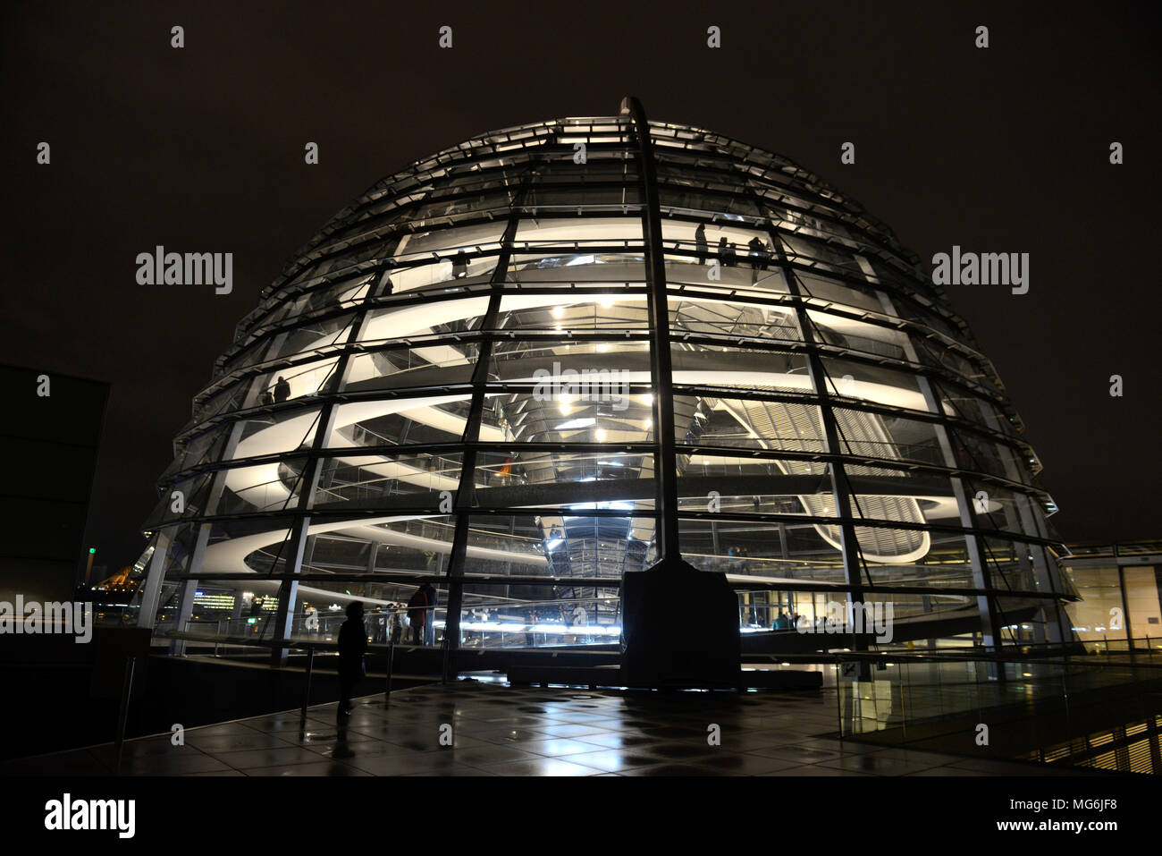 Vetro moderna struttura della cupola al Reichstag di Berlino, di notte da architetto inglese Norman Foster Foto Stock