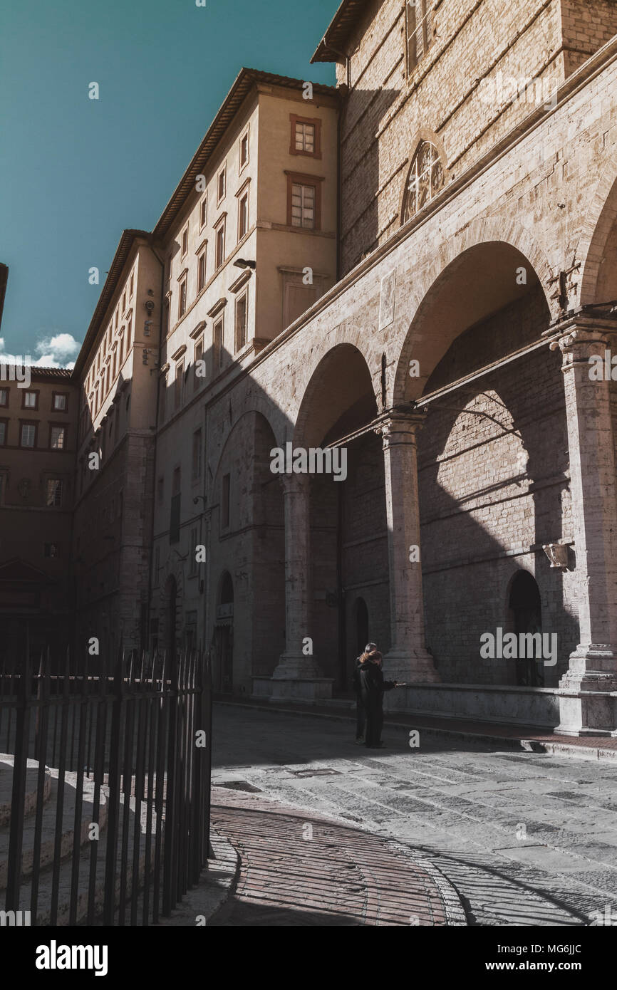 Archi medievali nella piazza della città di Perugia, Italia Foto Stock