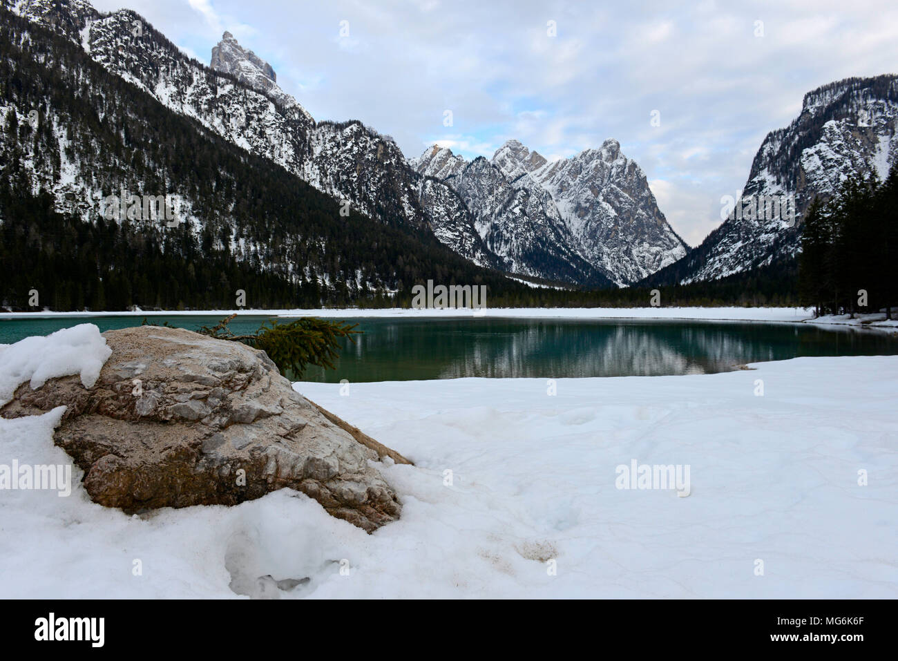 Parzialmente congelato vicino lago di Dobbiaco nelle Dolomiti, Italia Foto Stock