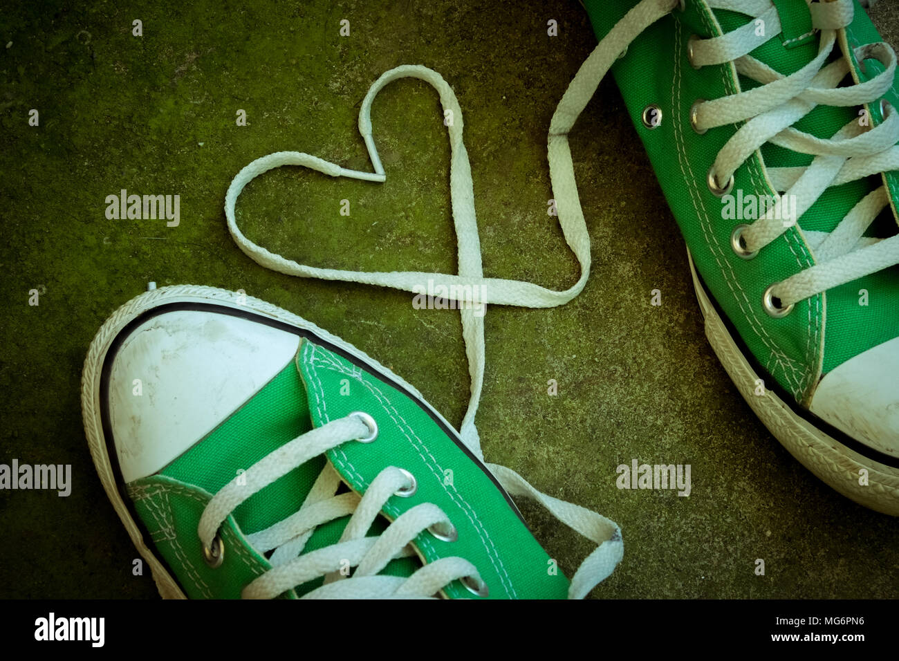 Sneakers con cuore con effetto di filtro retrò stile vintage Foto Stock