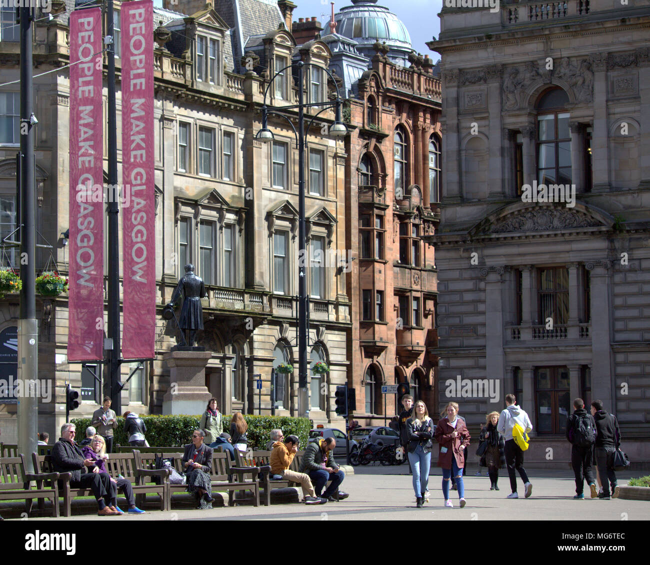 Glasgow, Scotland, Regno Unito il 27 aprile. Regno Unito: Meteo Sole arriva alla città come la gente del posto e turisti godere il caldo in George Square nel cuore della città. Gerard Ferry/Alamy news Foto Stock