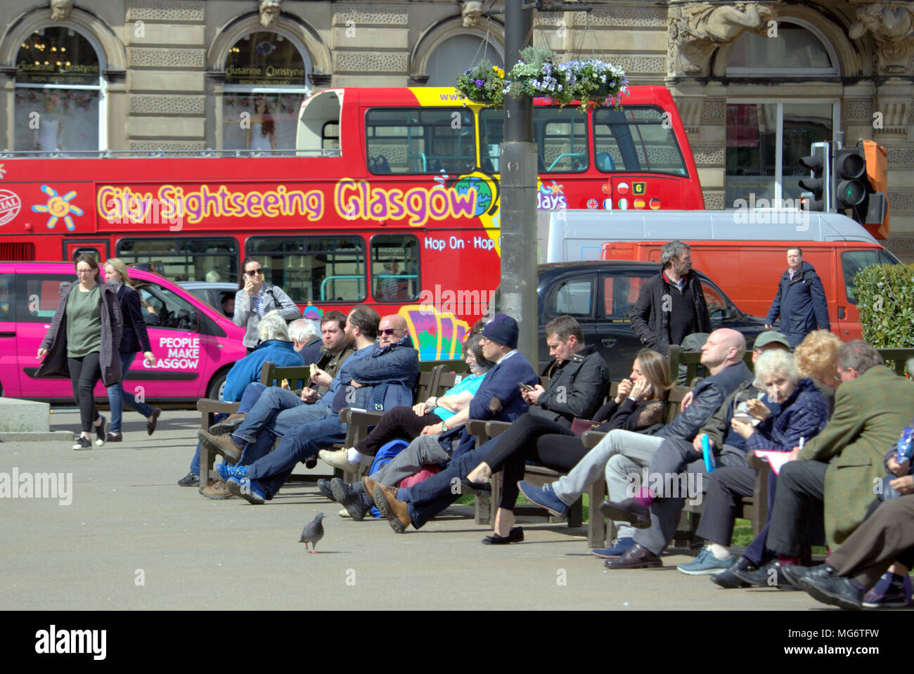 Glasgow, Scotland, Regno Unito il 27 aprile. Regno Unito: Meteo City sightseeing Glasgow bus con turisti Sunshine arriva alla città come la gente del posto e turisti godere il caldo in George Square nel cuore della città. Gerard Ferry/Alamy news Foto Stock