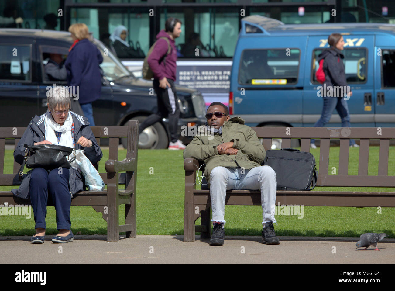 Glasgow, Scotland, Regno Unito il 27 aprile. Regno Unito: Meteo Sole arriva alla città come la gente del posto e turisti godere il caldo in George Square nel cuore della città. Gerard Ferry/Alamy news Foto Stock