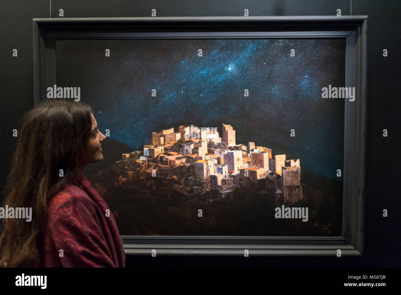 Londra, Regno Unito. Il 27 aprile 2018. Un visitatore visualizza "Platone lo stato ideale", 2013, presso l'anteprima di "Sia la luce!", una mostra dal pittore greco Angelos presso il Centro ellenico di Marylebone. Questa è la sua prima mostra personale a Londra per oltre due decenni con opere presentate contro un coinvolgente sfondo nero al di sotto di un galattico-ispirato la tettoia. Lo show è 28 aprile al 8 maggio 2018. Credito: Stephen Chung / Alamy Live News Foto Stock