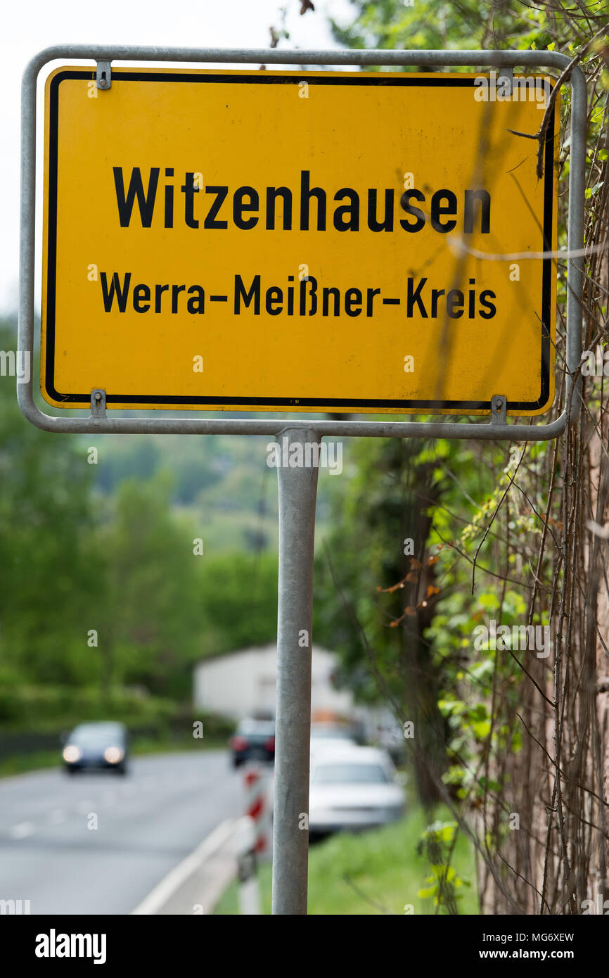 27 aprile 2018, Germania, Witzenhausen: un segno indicante il nome della città di Witzenhausen. Una escalation l' impiego della polizia in una protesta contro la deportazione di un ora siriano ha conseguenze legali e dovrà affrontare le indagini della Procura. Foto: Swen Pförtner/dpa Foto Stock