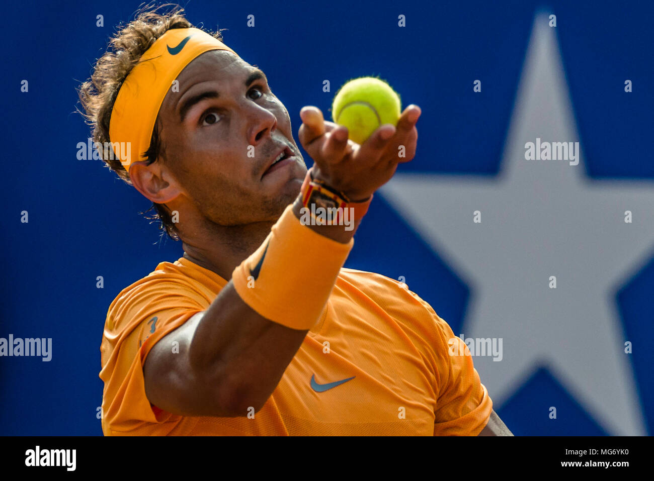 Barcellona, Spagna. 27 Aprile 2018: Rafael Nadal (ESP) serve contro Martin Klizan (SVK) nel loro quarto di finale del Barcelona Open Banc Sabadell' 2018. Nadal ha vinto 6:0, 7:5 Credito: Matthias Oesterle/Alamy Live News Foto Stock