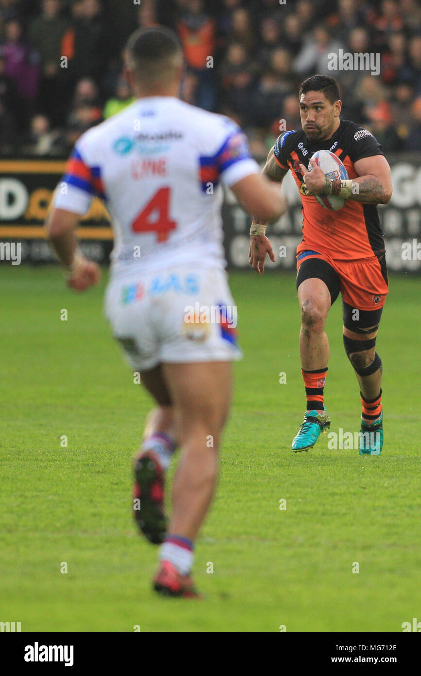 Castleford, Regno Unito. Il 27 aprile 2018 , Mend-a-tubo Jungle, Castleford, Inghilterra; Betfred Super League Rugby, Castleford Tigers v Wakefield Trinità; Jesse Sebe-Lefao di Castleford Tigers con la palla in mano Credito: News immagini /Alamy Live News Foto Stock