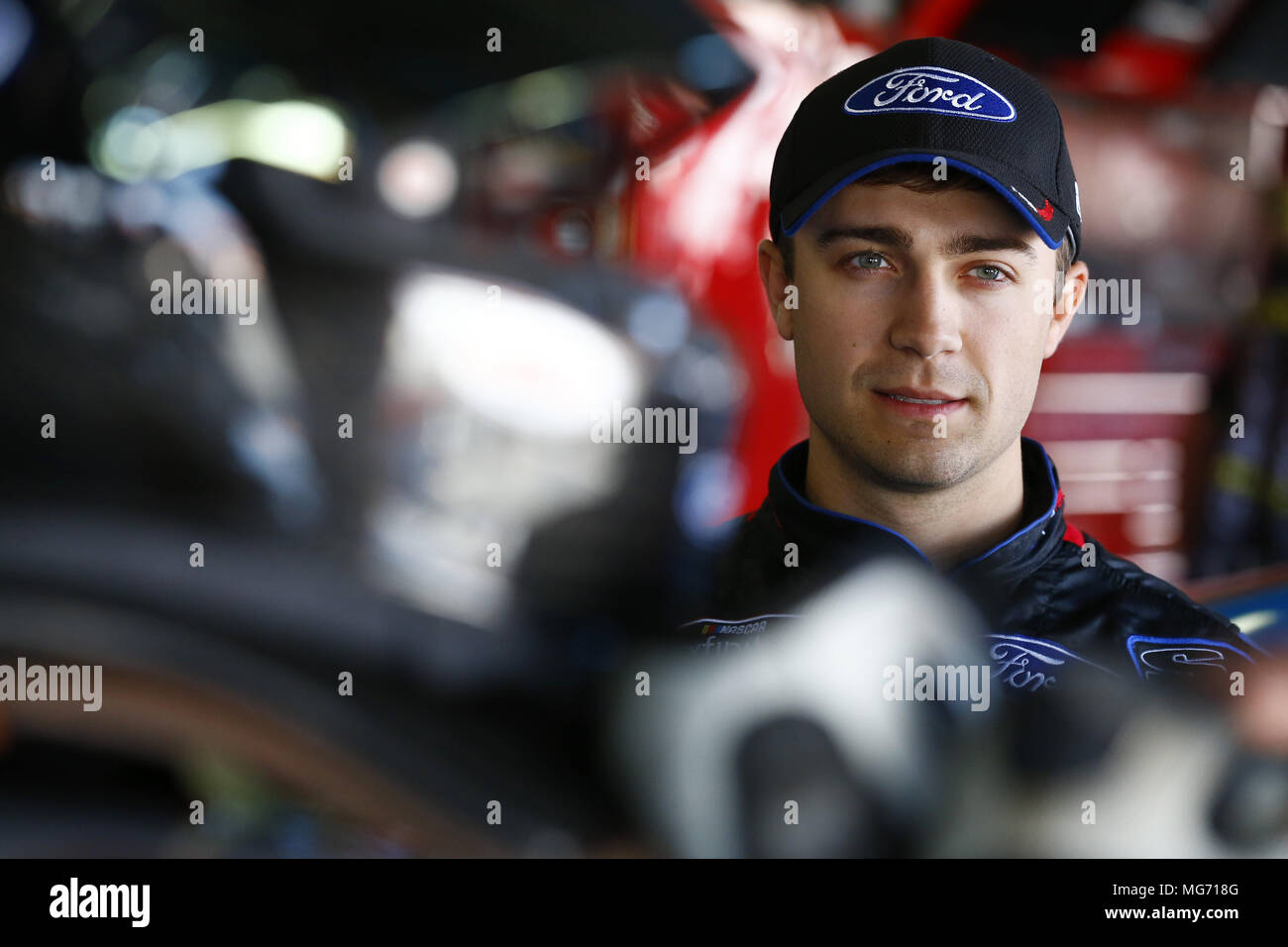 Talladega, Alabama, Stati Uniti d'America. 27 apr, 2018. Ty Majeski (60) è appeso fuori in garage durante la pratica per l'energia di scintilla 300 a Talladega Superspeedway di Talladega, Alabama. Credito: Chris Owens Asp Inc/ASP/ZUMA filo/Alamy Live News Foto Stock