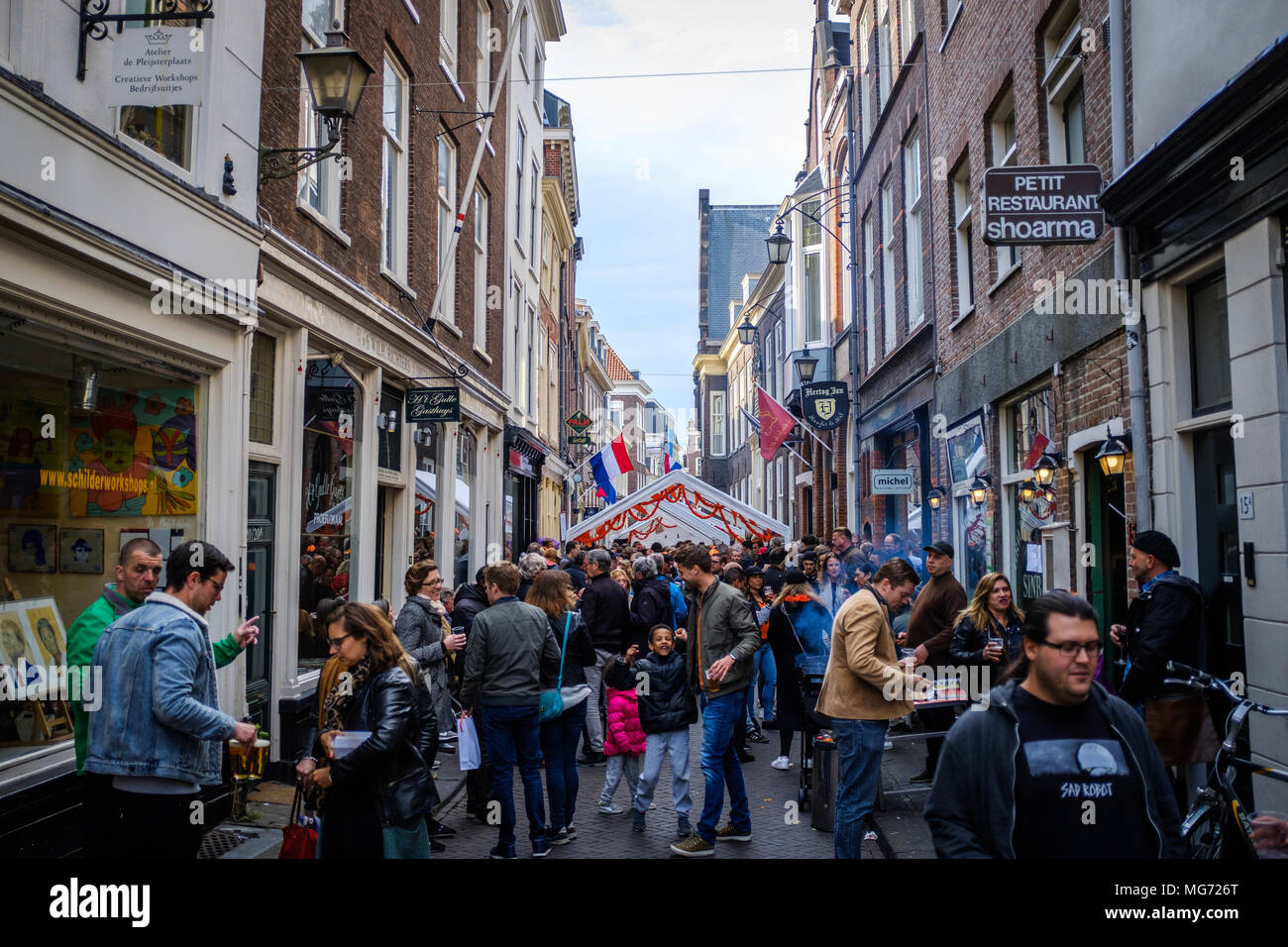 Piccolo street festival il re della giornata nella città di La Hague in Olanda. Koningsdag o King's è un giorno di festa nazionale nel Regno dei Paesi Bassi. Si celebra il 27 aprile, la data segna la nascita del Re Willem-Alexander. Foto Stock