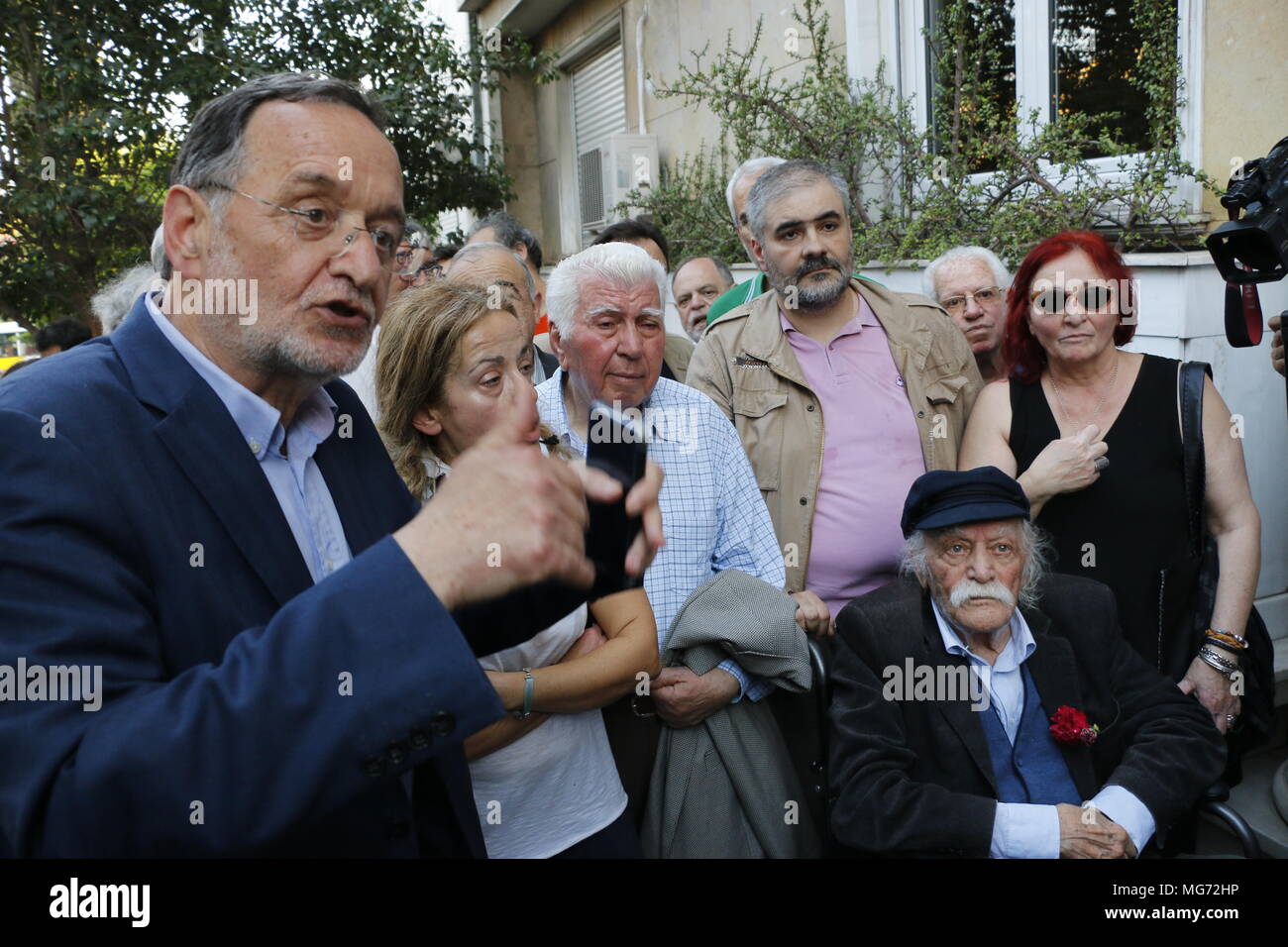 Manolis Glezos un simbolo della resistenza greca durante la Seconda Guerra Mondiale si erge davanti all'ambasciata tedesca esigente dalla Germania a pagare i risarcimenti di guerra della Germania nazista verso la Grecia. Foto Stock