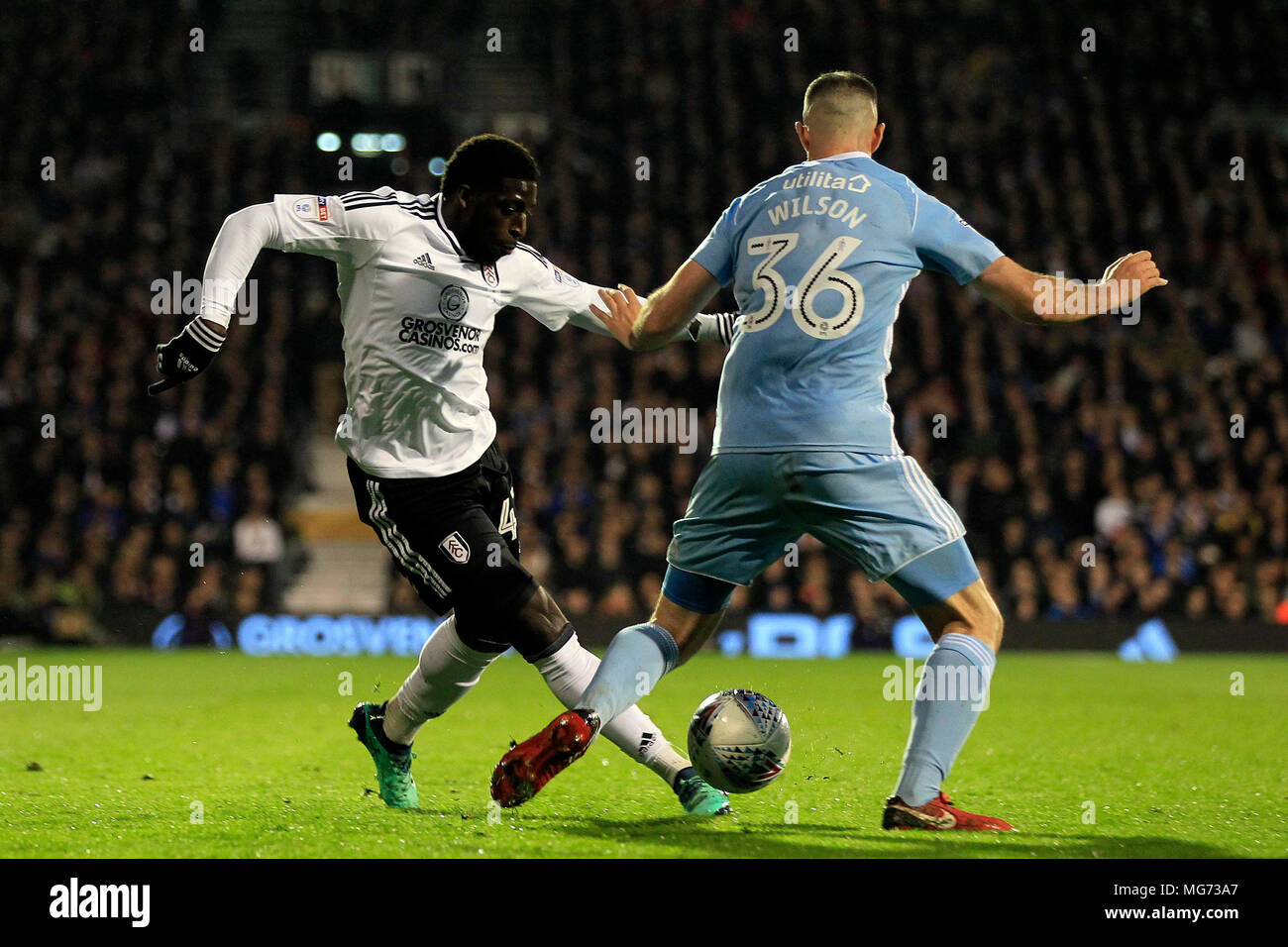 Aboubakar Kamara di Fulham (L) in azione con Marc Wilson di Sunderland (R). EFL Skybet partita in campionato, Fulham v Sunderland a Craven Cottage a Londra il venerdì 27 aprile 2018. Questa immagine può essere utilizzata solo per scopi editoriali. Solo uso editoriale, è richiesta una licenza per uso commerciale. Nessun uso in scommesse, giochi o un singolo giocatore/club/league pubblicazioni. pic da Steffan Bowen/Andrew Orchard fotografia sportiva/Alamy Live news Foto Stock