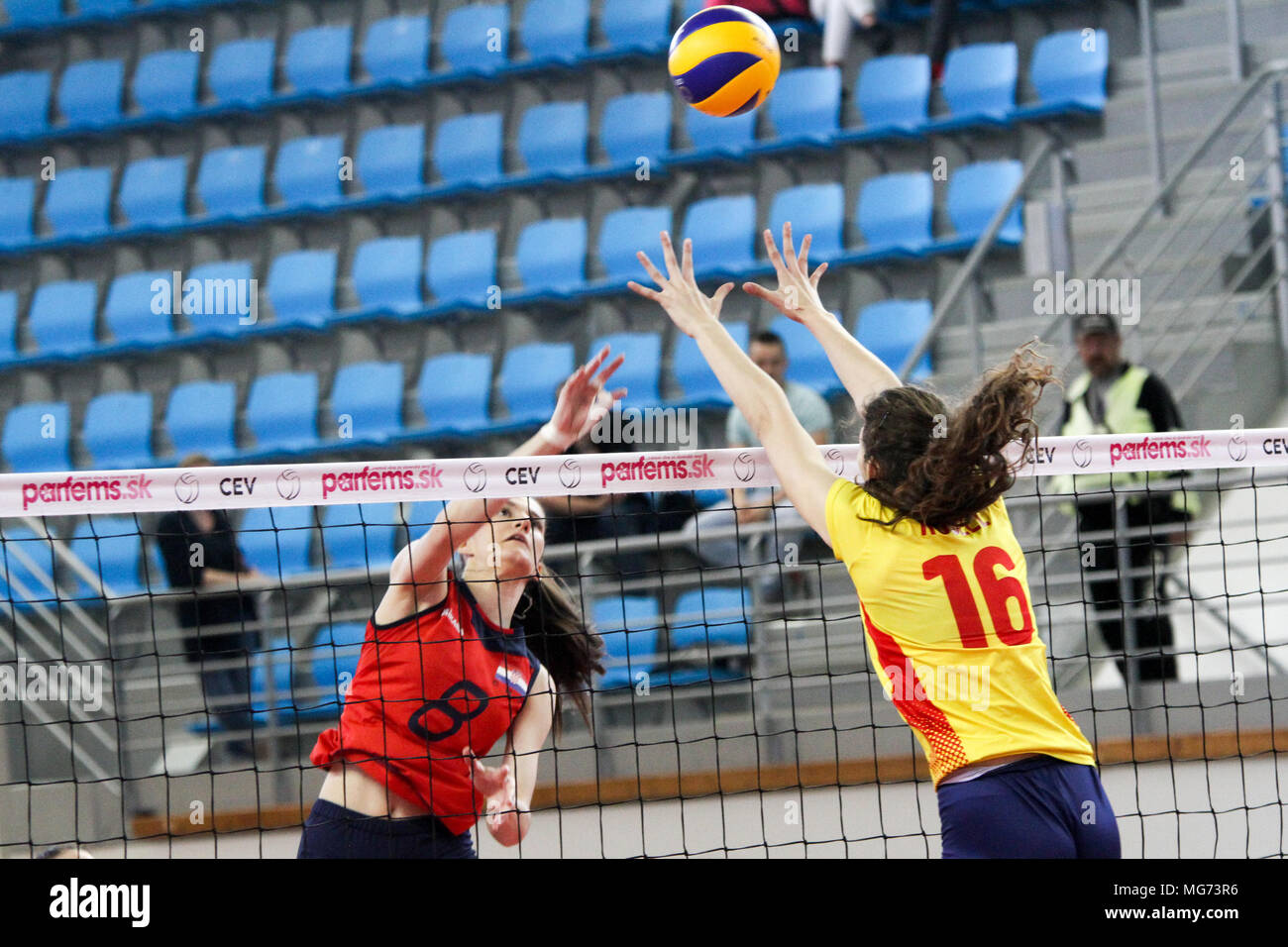 Humenne, Slovacchia. Xxvii Aprile, 2018. Il croato Bozana Butigan (8) e spagnolo Sol Guadalupe Rosell (16) in azione durante il match di qualificazione per il 2018 donne. U19 Pallavolo campionato europeo tra la Croazia e la Spagna. La Croazia ha vinto 3-1. Credito: Rastislav Kolesar/Alamy Live News Foto Stock