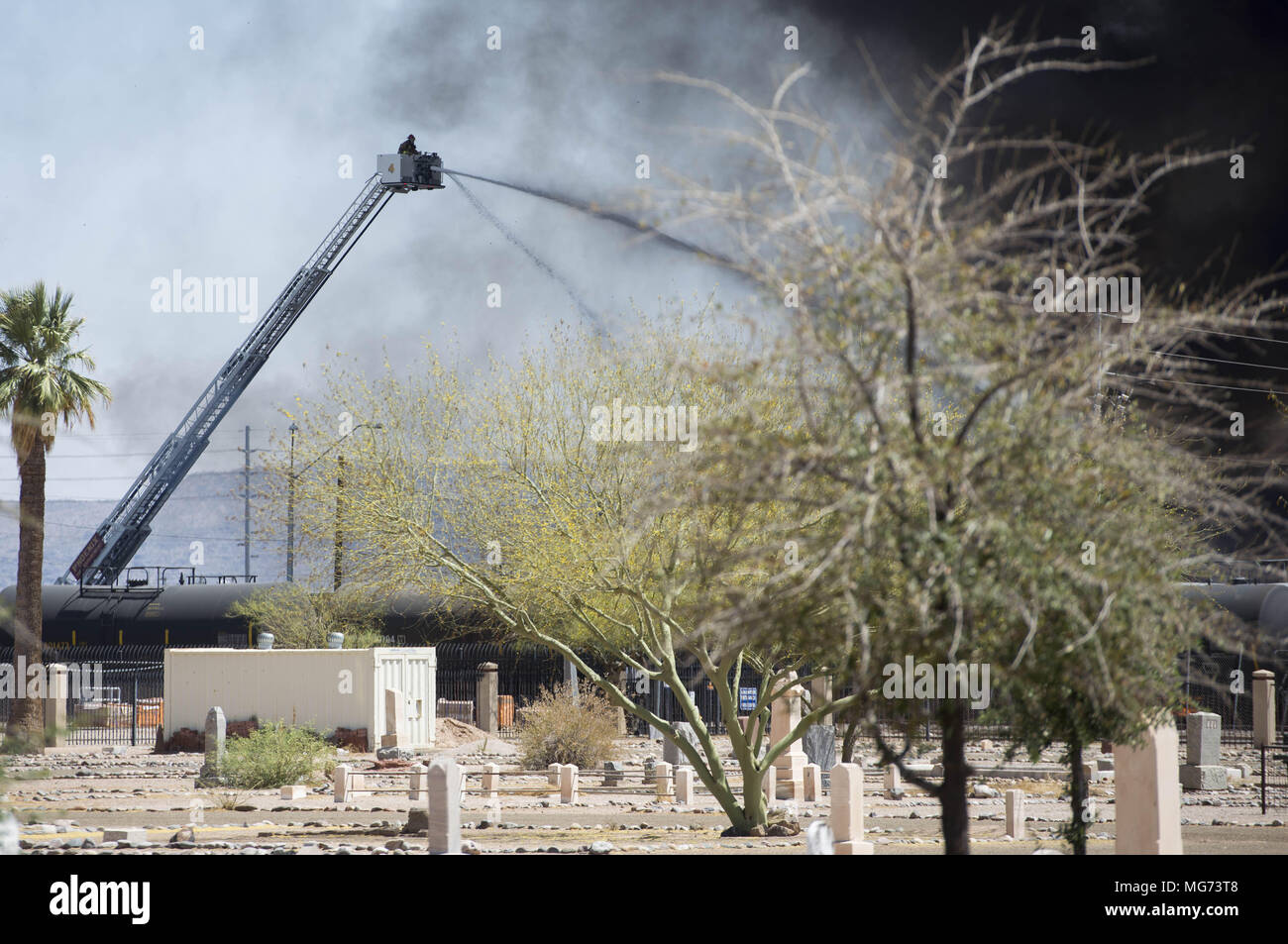 Phoenix, Arizona, Stati Uniti. 27 apr, 2018. Il lavoro dei vigili del fuoco la scena di un incendio in un impianto di riciclaggio vicino a 13th Avenue e Harrison Street a Phoenix, Arizona, venerdì, 27 aprile 2018. Credito: Ben Moffat/via filo di ZUMA ZUMA/filo/Alamy Live News Foto Stock