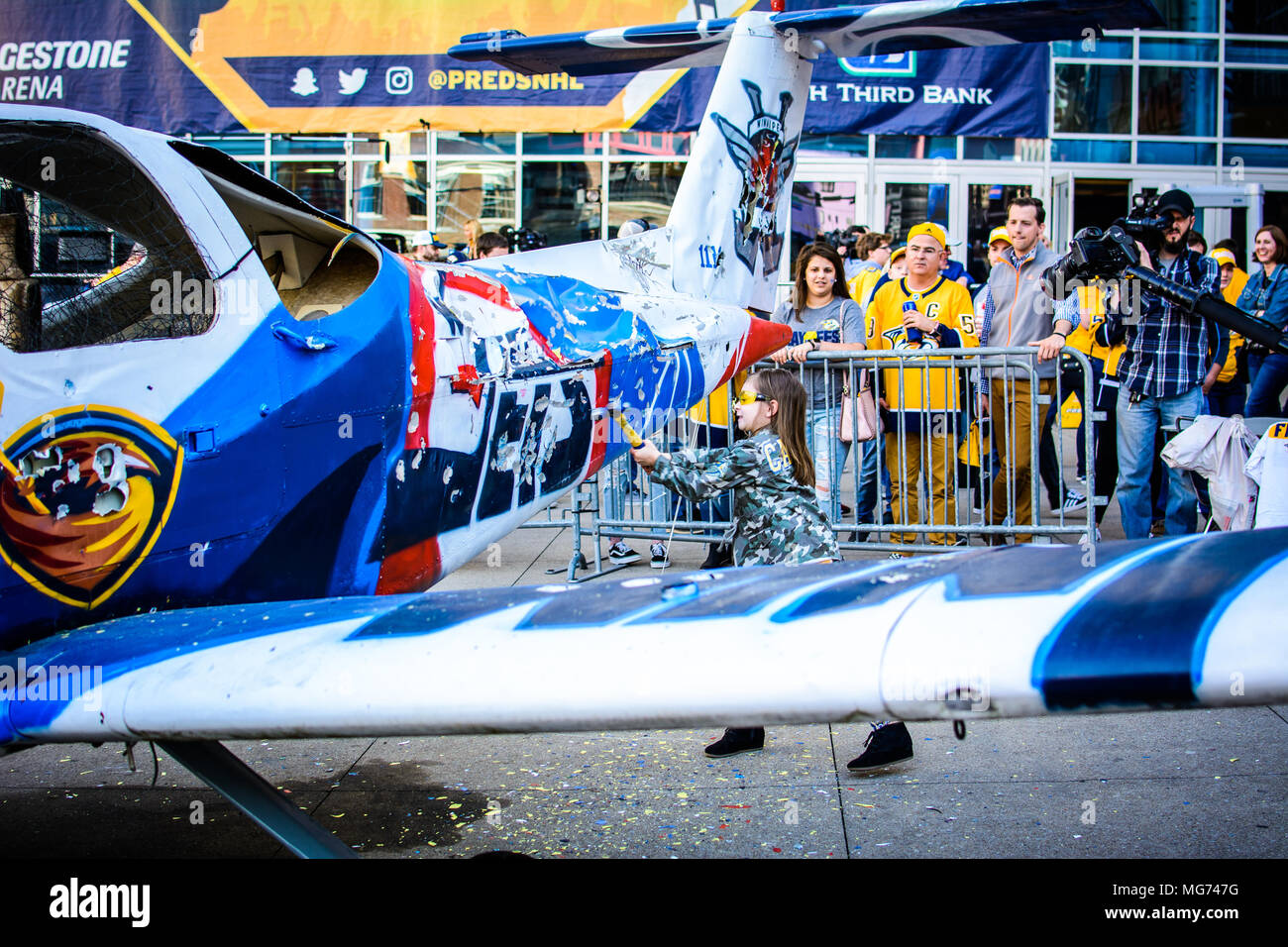 Nashville, Tennessee, Stati Uniti d'America. Un giovane Nashville Predators ventola oscilla un martello a un velivolo decorato nei colori del getti di Winnipeg in anticipo di Venerdì notte di gioco 1 della Western Conference semifinale serie match tra le squadre. Credito: Jim diamante/Alamy Live News Foto Stock