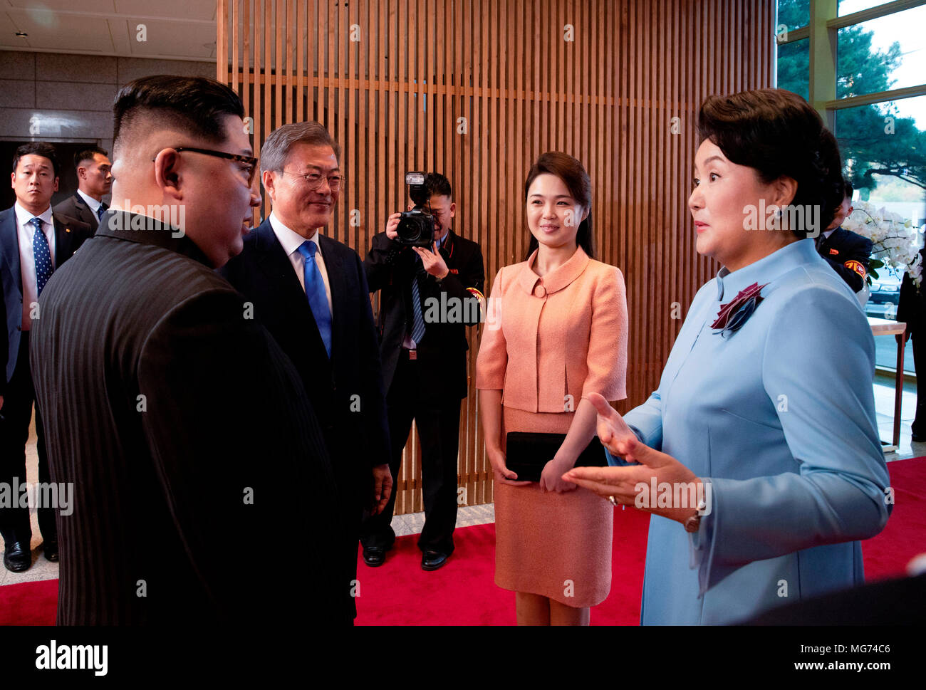 Seoul, Corea del Sud, 27 aprile 2018. Luna Jae-In, Kim Jung-Sook, Kim Jong-Un e Ri Sol-Ju, Apr 27, 2018 : il Presidente sud coreano Jae-In luna (2 L), sua moglie Kim Jung-Sook (R), leader della Corea del nord Kim Jong-Un (L) e Kim la moglie di Ri Sol-Ju 2a (R) a parlare dopo lo storico vertice intercoreano a Panmunjom nella zona demilitarizzata (DMZ) che separa le due Coree in Paju, a nord di Seul, Corea del Sud. Solo uso editoriale (foto dal vertice intercoreano premere Corps/Piscina/AFLO) (Corea del Sud) Foto Stock