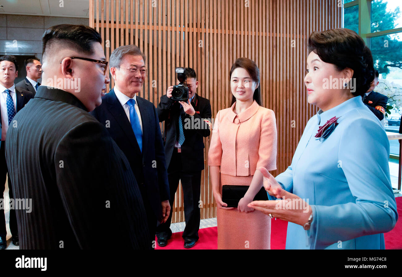 Seoul, Corea del Sud, 27 aprile 2018. Luna Jae-In, Kim Jung-Sook, Kim Jong-Un e Ri Sol-Ju, Apr 27, 2018 : il Presidente sud coreano Jae-In luna (2 L), sua moglie Kim Jung-Sook (R), leader della Corea del nord Kim Jong-Un (L) e Kim la moglie di Ri Sol-Ju 2a (R) a parlare dopo lo storico vertice intercoreano a Panmunjom nella zona demilitarizzata (DMZ) che separa le due Coree in Paju, a nord di Seul, Corea del Sud. Lo storico vertice si è concluso con le chiamate per la completa denuclearization della penisola coreana e la cessazione immediata di tutti gli atti ostili i media locali hanno riferito. Solo uso editoriale (foto di Inter-Ko Foto Stock
