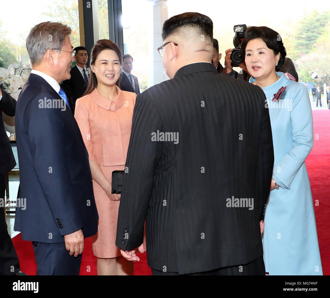 Seoul, Corea del Sud, 27 aprile 2018. Luna Jae-In, Kim Jung-Sook, Kim Jong-Un e Ri Sol-Ju, Apr 27, 2018 : il Presidente sud coreano Jae-In Luna (L), sua moglie Kim Jung-Sook (R), leader della Corea del nord Kim Jong-Un (anteriore) e Kim la moglie di Ri Sol-Ju (2 L) a parlare dopo lo storico vertice intercoreano a Panmunjom nella zona demilitarizzata (DMZ) che separa le due Coree in Paju, a nord di Seul, Corea del Sud. Solo uso editoriale Credito: Vertice intercoreano premere Corps/Piscina/AFLO/Alamy Live News Foto Stock