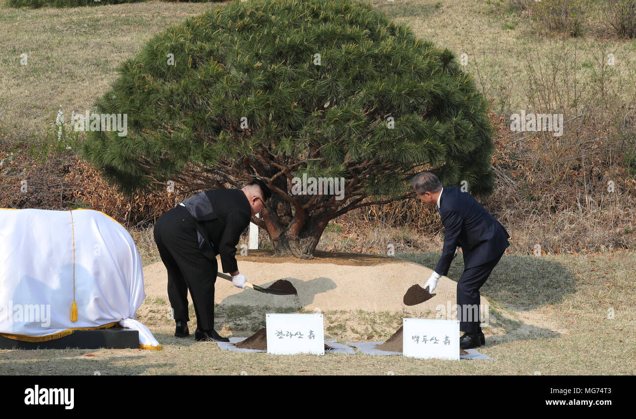 Seoul, Corea del Sud, 27 aprile 2018. Luna Jae-In e Kim Jong-Un, Apr 27, 2018 : il Presidente sud coreano Jae-In Luna e leader della Corea del nord Kim Jong-Un (L) partecipa a un evento per piantare un albero di pino, che era nato nel 1953, con il terreno dalla Corea del Nord il monte Paektu e a sud del Monte Halla, a Panmunjom nella zona demilitarizzata (DMZ) che separa le due Coree in Paju, a nord di Seul, Corea del Sud. Solo uso editoriale Credito: Vertice intercoreano premere Corps/Piscina/AFLO/Alamy Live News Foto Stock